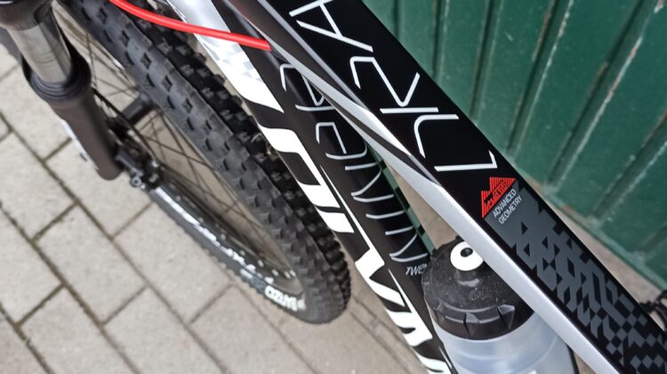 Mountainbike nieuw + lichtjes + extra achter spatbord + slot + drinkbus