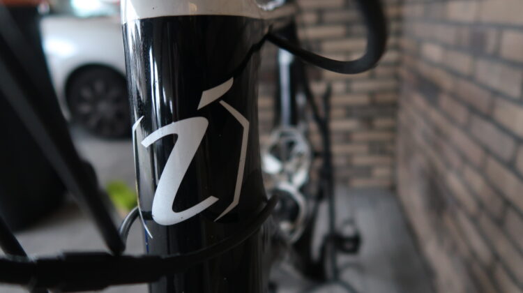 Isaac Element racefiets met FFWD wielen en vermogensmeter