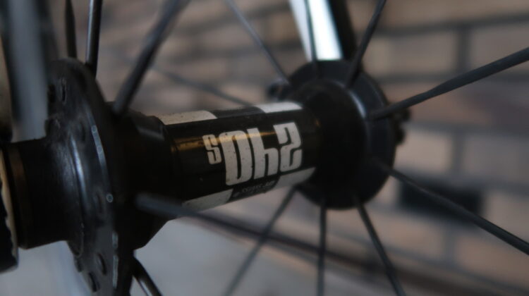 Isaac Element racefiets met FFWD wielen en vermogensmeter