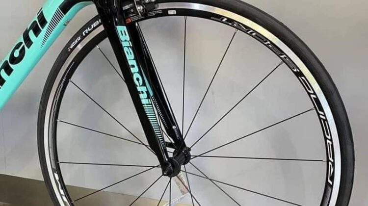 BIANCHI OLTRE XR3 105 ROAD BIKE