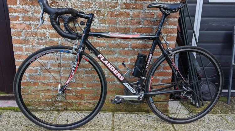 KOERS FIETS FLANDERS **950** EURO ORIGNEEL PRIJS *2400* EURO CARBON GT-04 te verkijgen in OOSTENDE