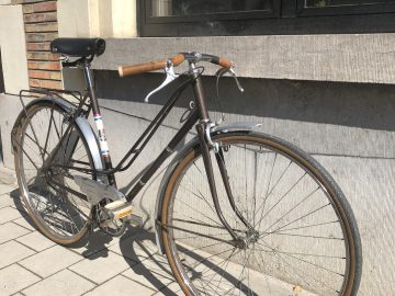 Retro vrouwenfiets opgeknapt