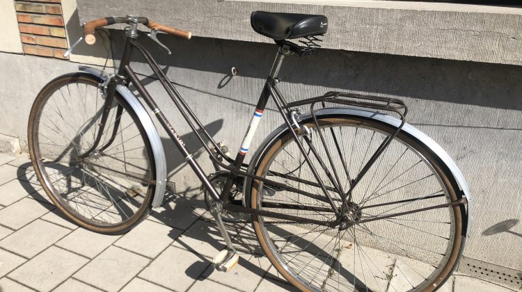 Retro vrouwenfiets opgeknapt