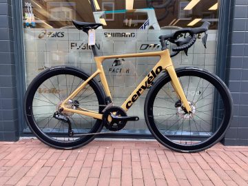 Cervélo Soloist mt 54 kleur gold dust met upgrade wielset en stuur